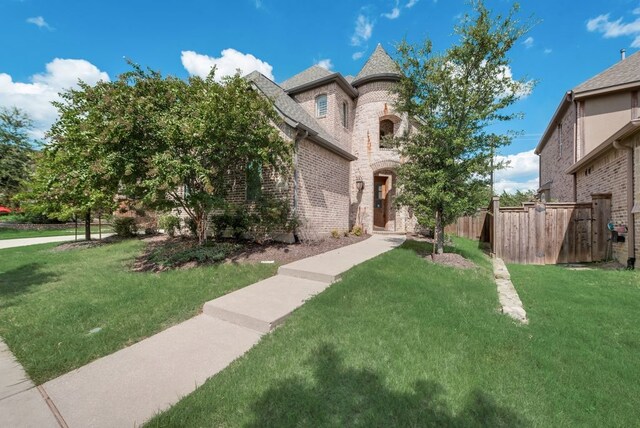 view of front facade with a front yard