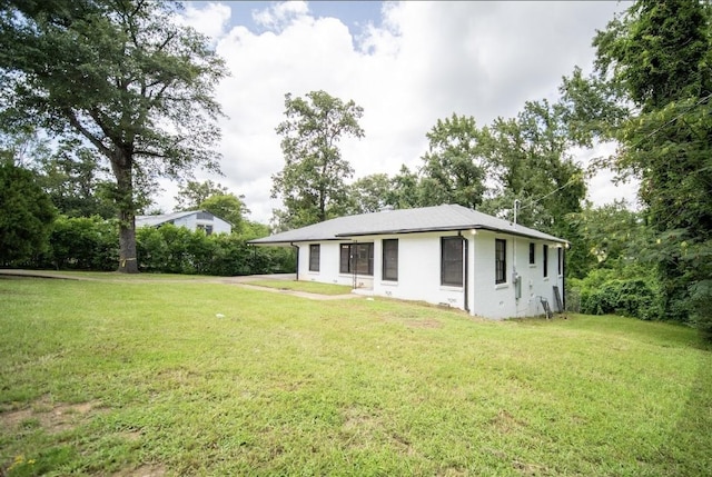 back of house featuring a lawn