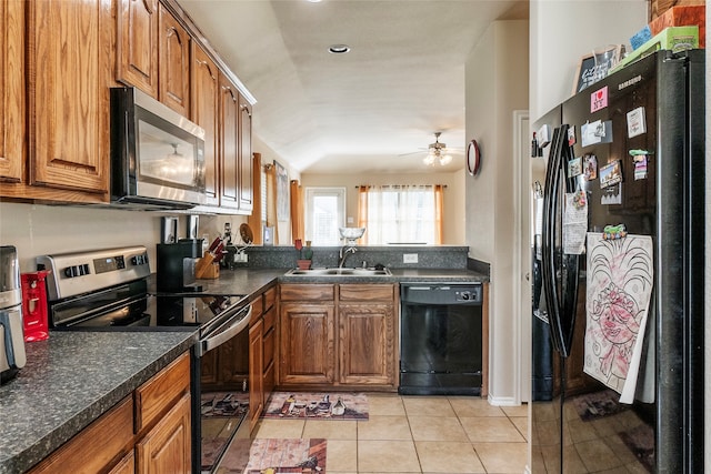 kitchen with light tile patterned floors, sink, black appliances, kitchen peninsula, and ceiling fan