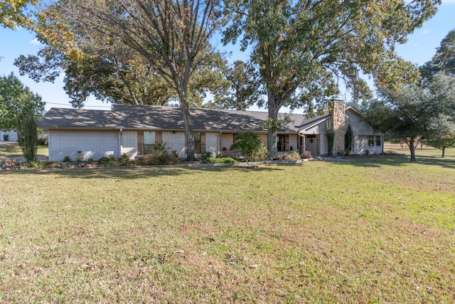 view of front of property featuring a front lawn