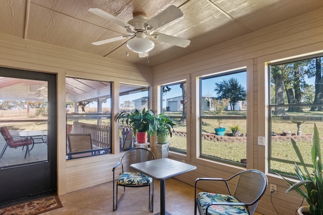 sunroom / solarium with ceiling fan