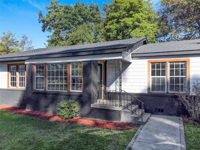 ranch-style home featuring a front lawn