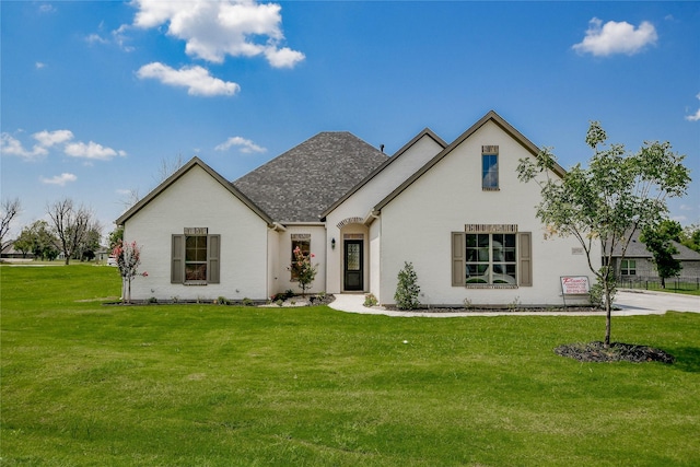 view of front of property featuring a front lawn