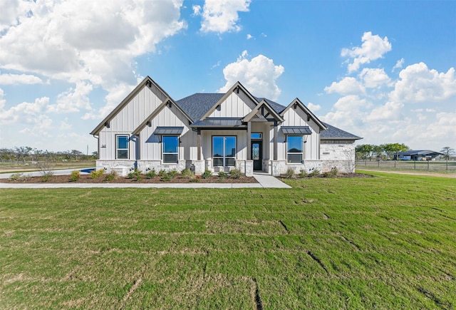 view of front of home featuring a front yard