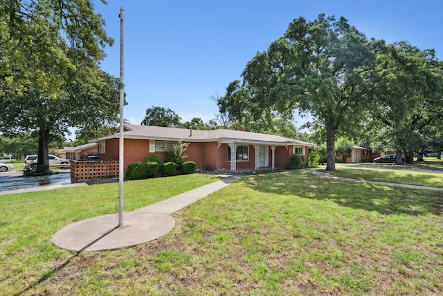 single story home featuring a front lawn