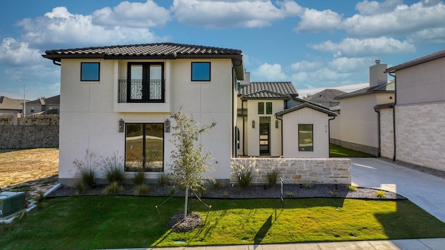 view of front of property with a front yard