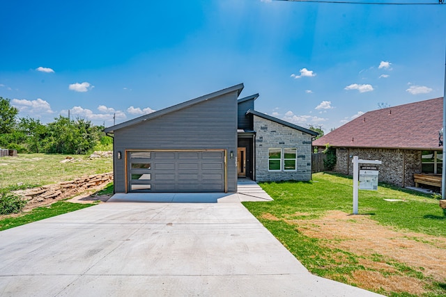 view of front facade featuring a garage and a front yard