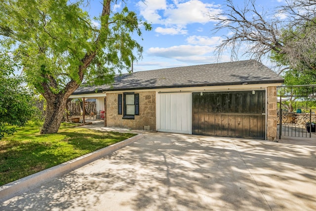 single story home with a front yard