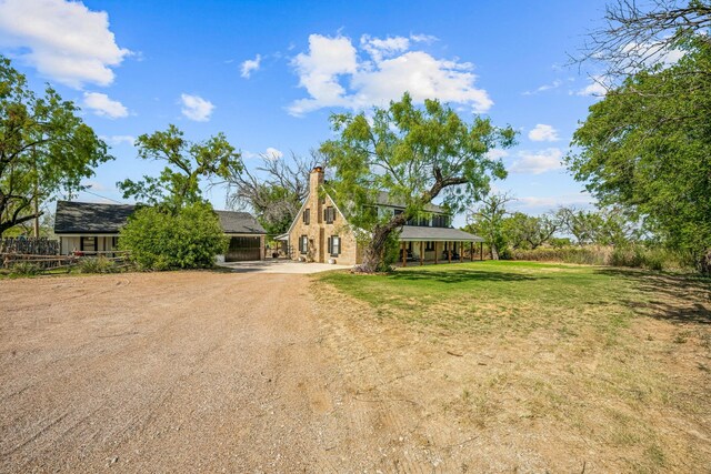 view of front of property featuring a front lawn