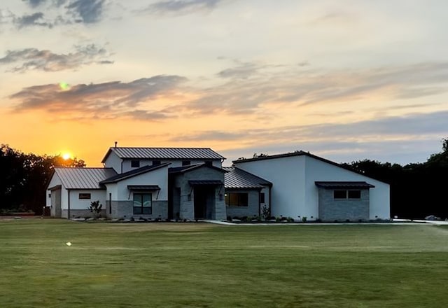 view of front of house featuring a yard