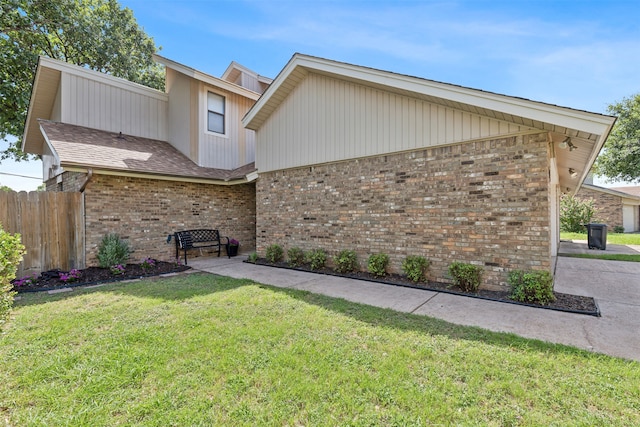 view of front facade with a front lawn