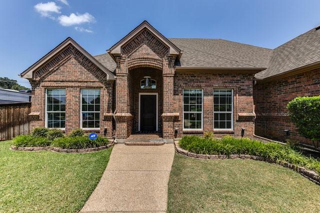 view of front facade with a front yard