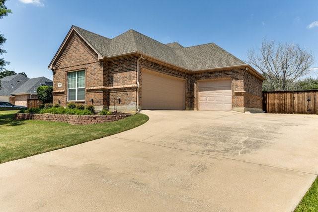 view of front facade featuring a garage and a front lawn