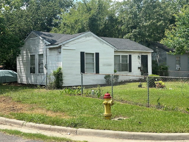 view of front of house featuring a front yard