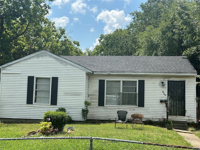 view of front of property featuring a front yard