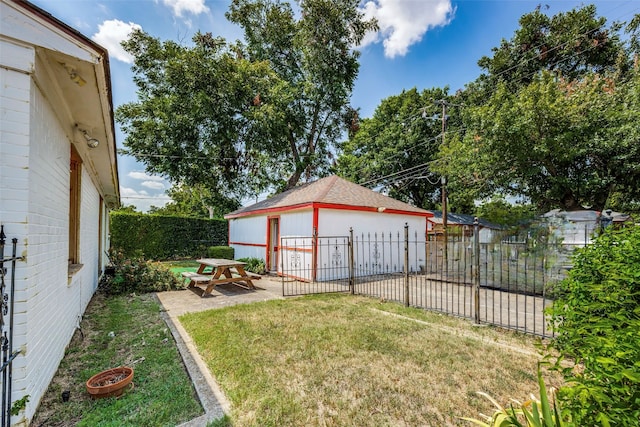 view of yard featuring an outdoor structure