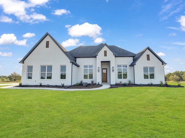 view of front of property featuring a front lawn