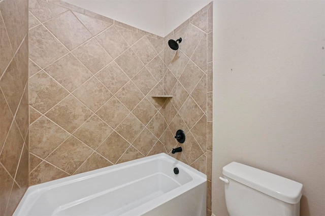 bathroom with toilet and tiled shower / bath