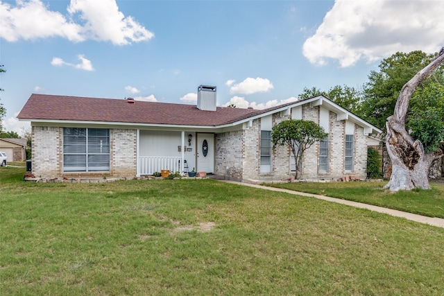 single story home with a front lawn