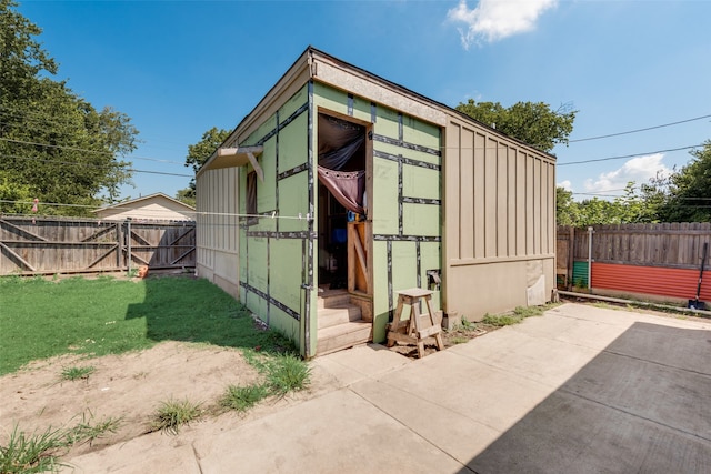 view of outdoor structure featuring a yard