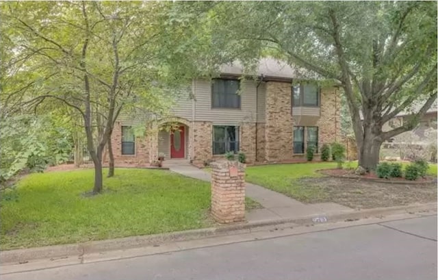 view of front of property featuring a front yard