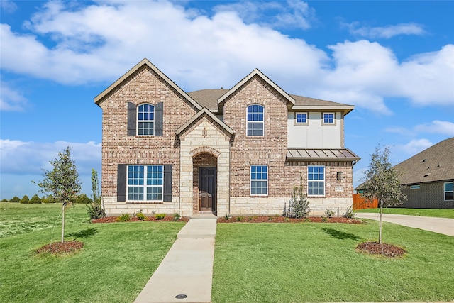 view of front of home featuring a front lawn