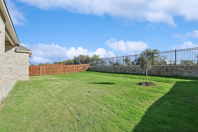 view of yard featuring a fenced backyard