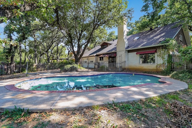 view of swimming pool