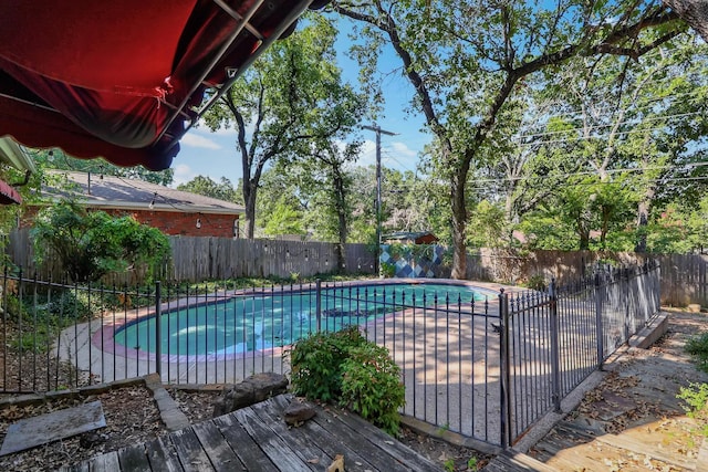 view of swimming pool