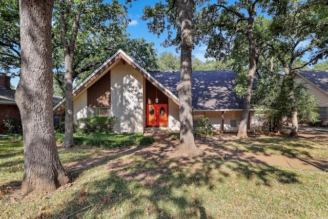 view of front of house with a front lawn