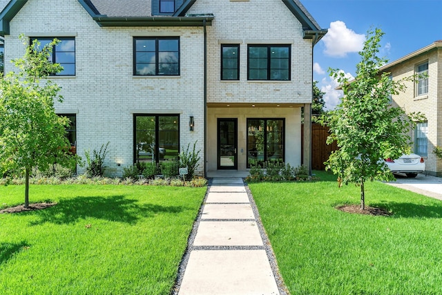 view of front facade featuring a front lawn