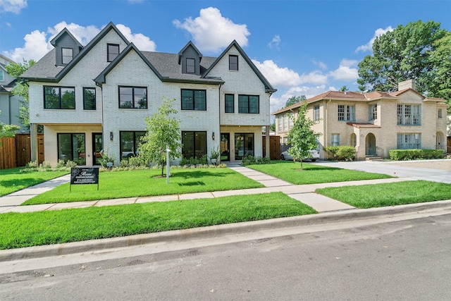 view of front of property featuring a front lawn