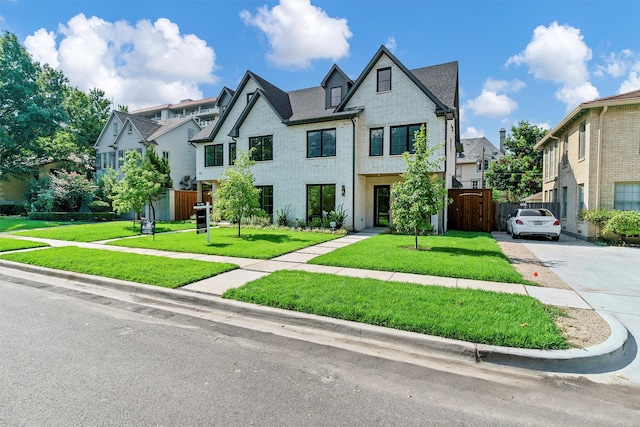 view of front of property featuring a front yard