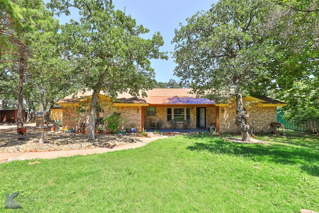 ranch-style home featuring a front lawn