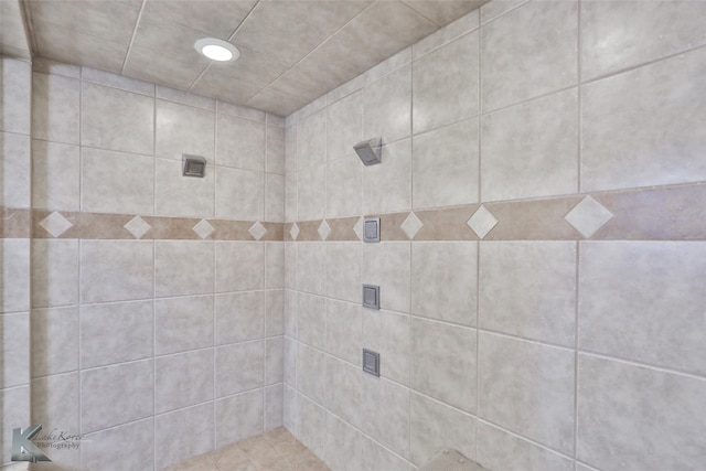 bathroom featuring tiled shower