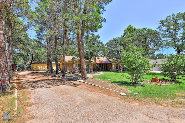 single story home featuring a front lawn