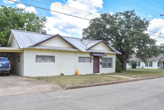 view of front of home featuring a carport and a front yard