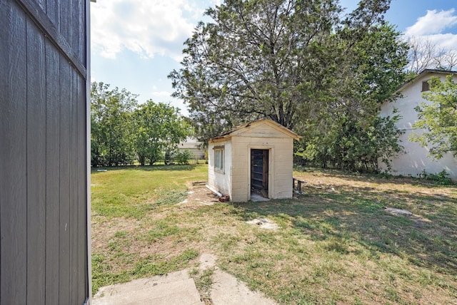 view of yard with a shed