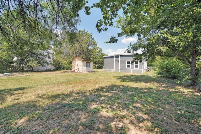 view of yard featuring a storage shed