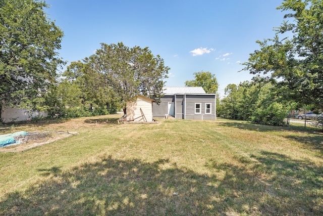 view of yard featuring a storage shed