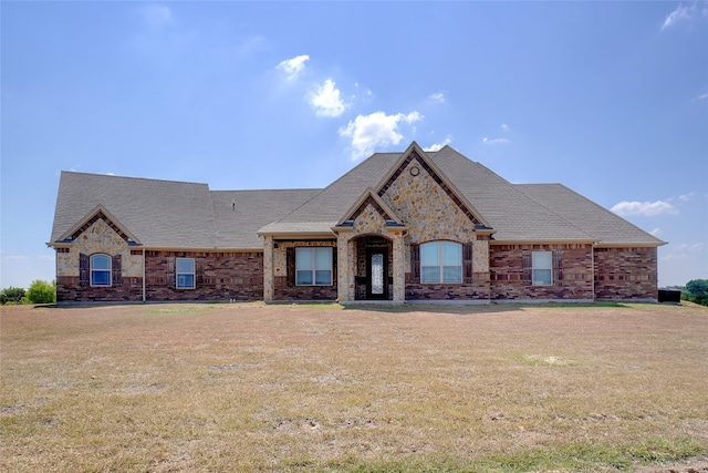 view of front of house featuring a front lawn