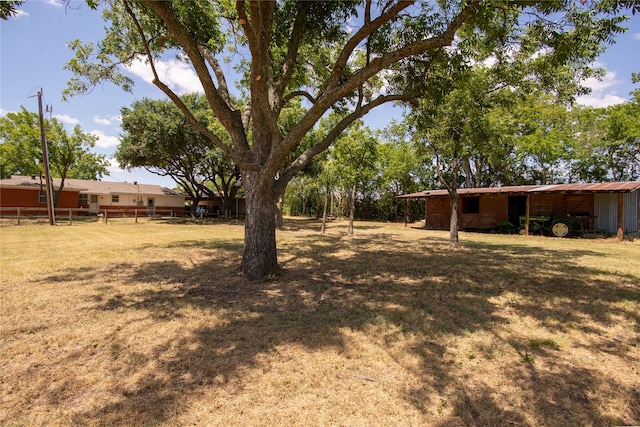 view of yard featuring an outbuilding