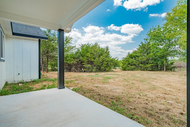 view of yard featuring a patio