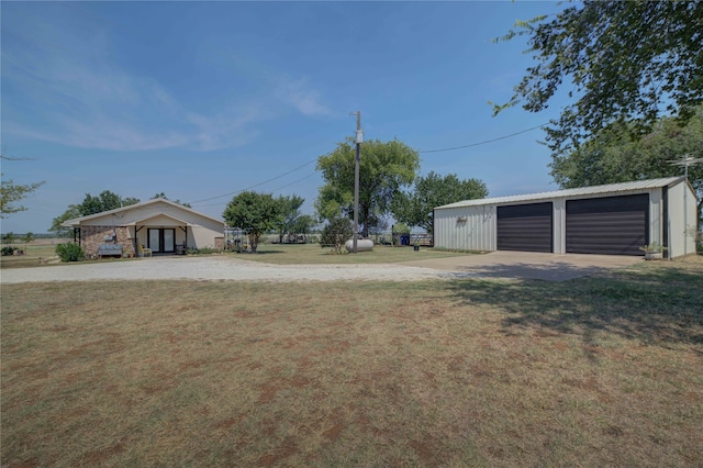 view of yard featuring an outdoor structure and a garage