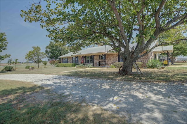 ranch-style house featuring a front lawn