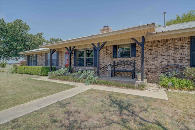 ranch-style home featuring a front lawn and a porch