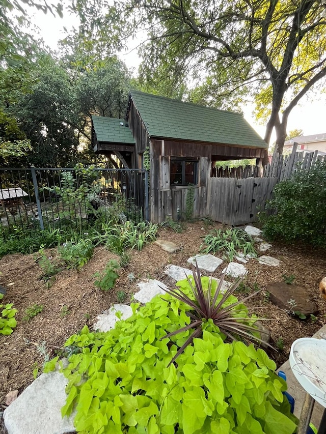 view of yard featuring a shed