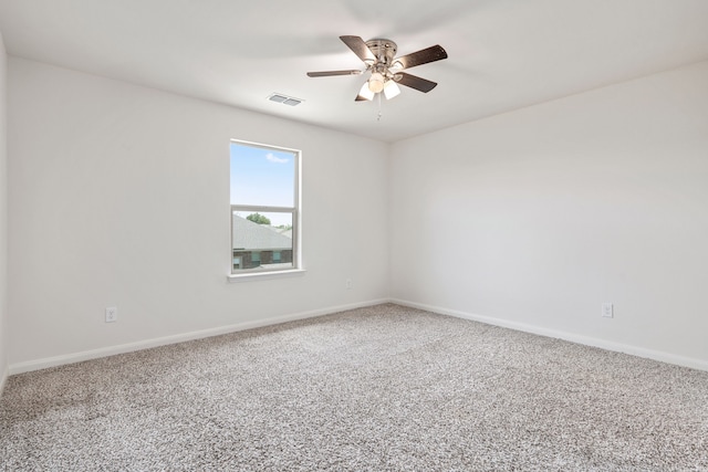 carpeted empty room featuring ceiling fan