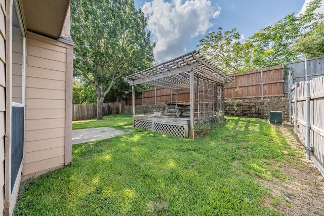 view of yard with a pergola