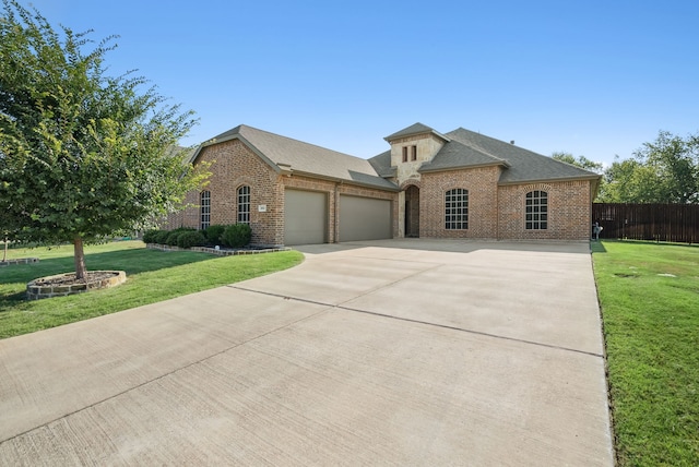 view of front facade featuring a garage and a front yard